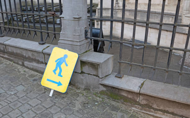 Yellow sign, footpath to the right, Brussels