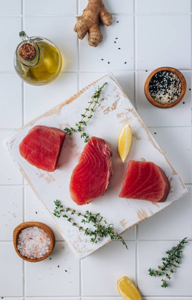 filetto di tonno crudo con timo, limone e zenzero. - prepared tuna foto e immagini stock