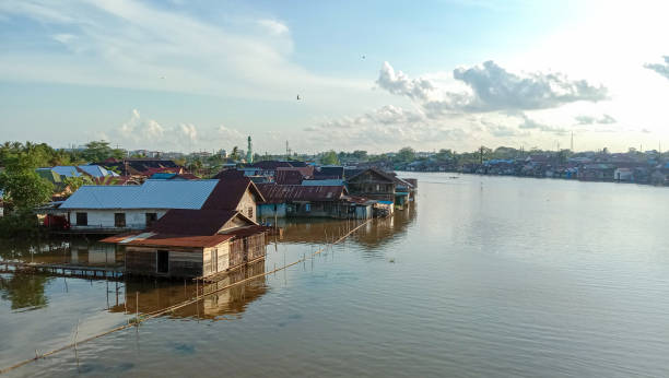 casa a orillas del río banjarmasin - kalimantan fotografías e imágenes de stock