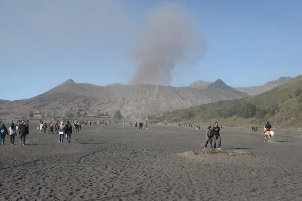 die atmosphäre im sandmeer des mount bromo im bromo tengger semeru nationalpark - bromo crater stock-fotos und bilder