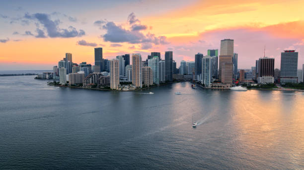 blick auf die innenstadt von miami und brickell key island - brickell key stock-fotos und bilder