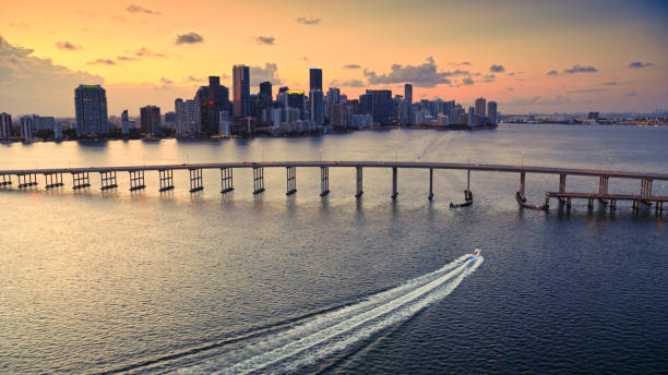 rickenbacker causeway und innenstadt - rickenbacker causeway stock-fotos und bilder