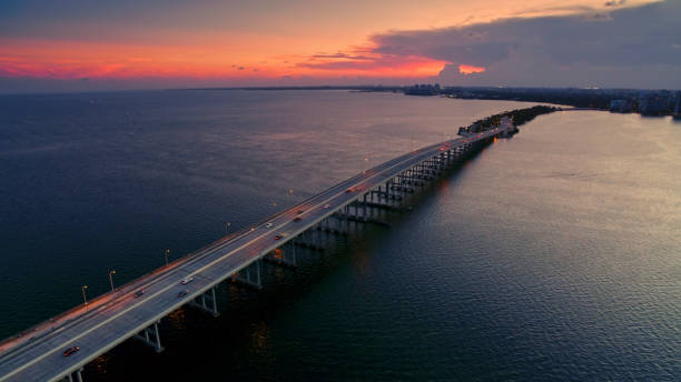 rickenbacker'causeway - rickenbacker causeway stock-fotos und bilder