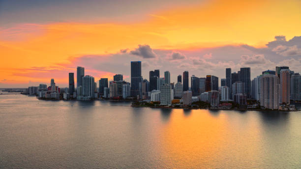 wolkenkratzer am wasser in der innenstadt von miami - brickell key stock-fotos und bilder