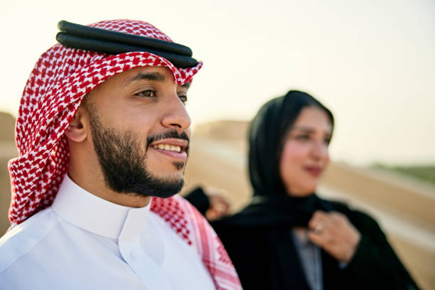 offene nahaufnahme von mittelerwachsenen saudis im freien - naher und mittlerer osten stock-fotos und bilder