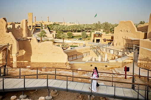 Lugareños que visitan las ruinas de At-Turaif, sitio de la primera capital saudí photo