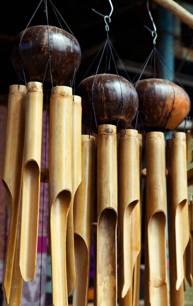 бамбук китайские колокольчики - feng shui стоковые фото и изображения
