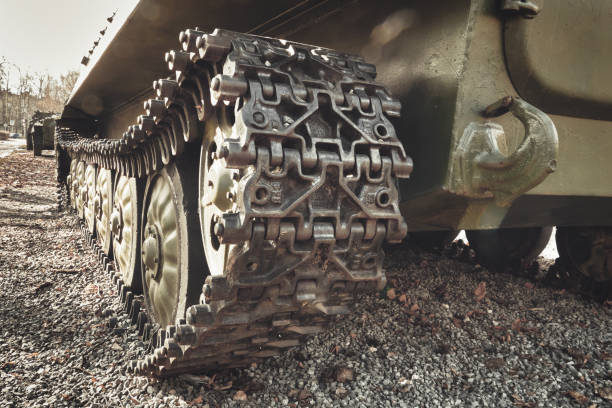 tank tracks rückansicht - military land vehicle armored vehicle tank war stock-fotos und bilder