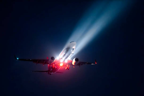 aterrizaje nocturno de aeronaves - runway airplane landing landing light fotografías e imágenes de stock