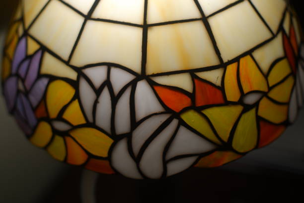 bunte glastextur einer tiffany-lampe - tiffany lamp stock-fotos und bilder