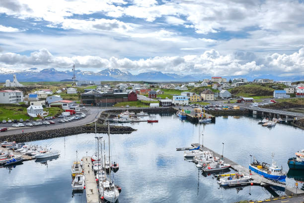 puerto de stykkisholmur con el pueblo de coloridas casas islandesas al fondo. saefellsnes, islandia - snaefellsnes fotografías e imágenes de stock