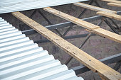 installation-von-blechen-aus-metallziegeln-des-daches.jpg?b=1&s=170x170&k=20&c=fAVnXXjuyBGPNawtwwuAFMqeOvb2gIPI08x7v_6gD1g=