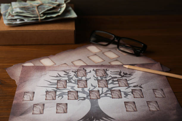 fogli con modelli di albero genealogico, matita, foto e occhiali su tavolo di legno, primo piano - albero genealogico foto e immagini stock