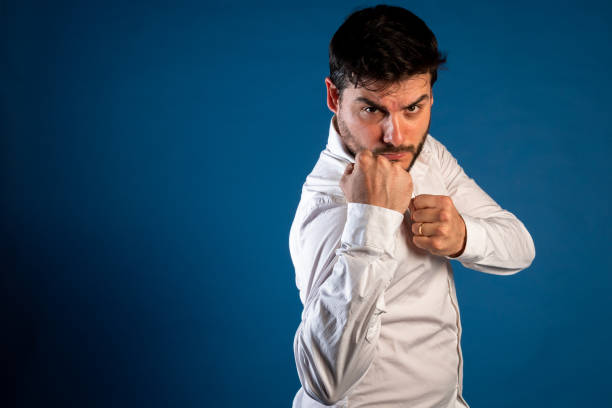 joven listo para una pelea. - serious punching fighting displeased fotografías e imágenes de stock