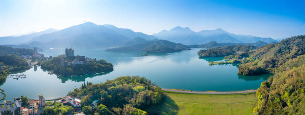 vista aérea paisaje del lago sun moon en nantou, taiwán - sun moon lake fotografías e imágenes de stock