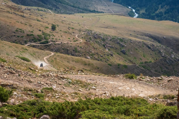 górska szutrowa droga z quadem atv. przełęcz kapalskiy vzvoz. droga do wodospadu burkhan-bulak. podróże, turystyka w kazachstanie. - off road vehicle quadbike 4x4 adventure zdjęcia i obrazy z banku zdjęć