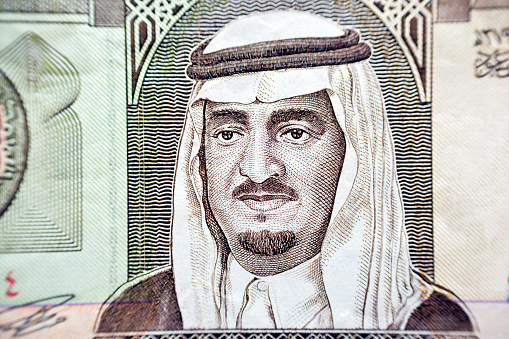 Un retrato de Fahd Bin Abdulaziz Al Saud, el ex rey del reino de Arabia Saudita desde el anverso de 1 billete de moneda riyal de Arabia Saudita photo