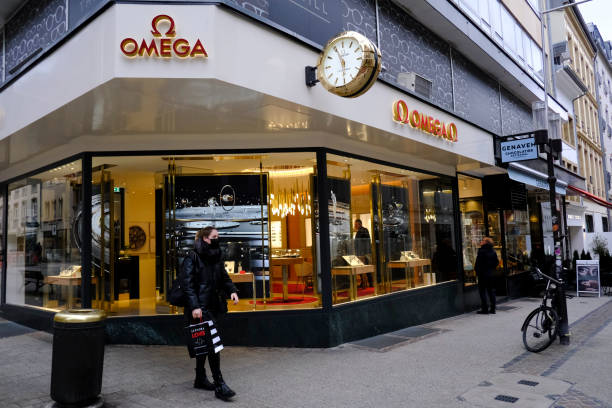 l’horloger suisse omega au luxembourg - omega photos et images de collection