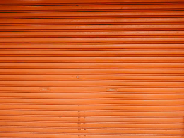 sfondo a trama metallica, arrugginito sulla superficie metallica zincata. sfondo e texture della parete corrugata arancione, pannello metallico arancione - wood shutter rusty rust foto e immagini stock