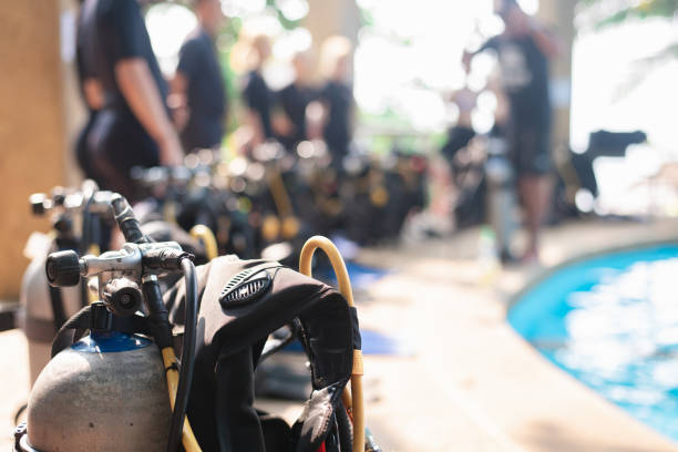 tauchausrüstung, die neben einem trainingsbecken liegt, ist einsatzbereit - oxygen tank underwater diving diving wetsuit stock-fotos und bilder