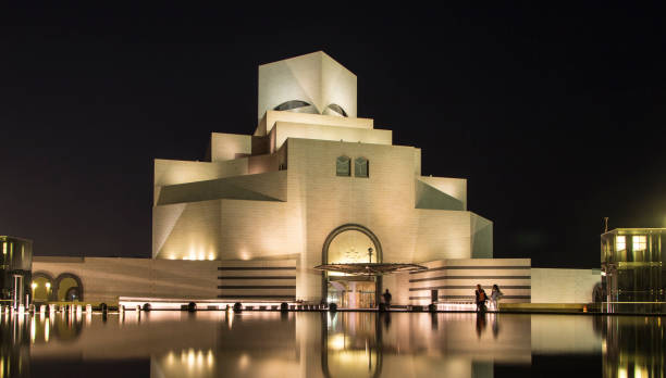 夜のイスラム美術館。ドーハ, カタール - museum of islamic art doha ストックフォトと画像