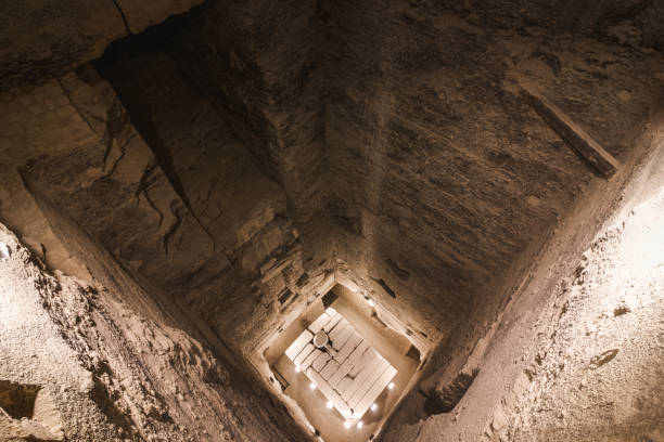 tomba all'interno della piramide a gradoni di djoser, saqqara, egitto - saqqara foto e immagini stock