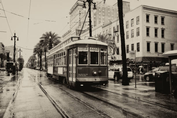 雨の日のストリートカー、ニューオーリンズ。 - new orleans cable car louisiana street ストックフォトと画像