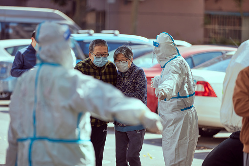 In April 2022, a medical worker wearing protective clothing was conducting nucleic acid testing and sampling for a woman in Shanghai, China。Nucleic acid test method