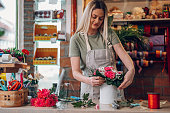 floristin-kreiert-blumenarrangement-in-einer-runden-box.jpg?b=1&s=170x170&k=20&c=cLZr_7k9DGxcuY1YU_2RrtqX4Ru9F17o9zUpqgDqeSg=