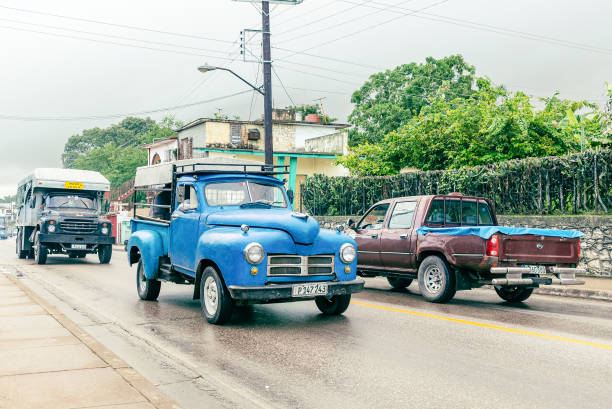 traffico in santa clara cuba - pick up truck old car traffic foto e immagini stock