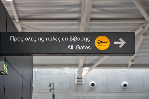 공항에서 그리스어와 영어로 모든 게이트에 서명하십시오. - airplane commercial airplane airport arrow sign 뉴스 사진 이미지