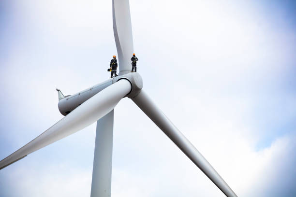 técnico de mantenimiento trabajando en una enorme turbina eólica, concepto de energía renovable y verde - hélice pieza de máquina fotografías e imágenes de stock