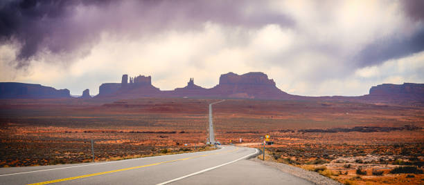 weitwinkelansicht des monument valley im süden von utah / nord-arizona - monument valley usa panoramic stock-fotos und bilder