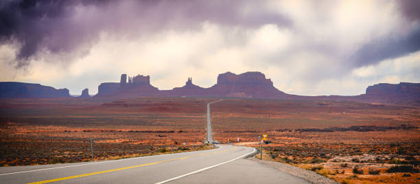 wide angle view of monument valley in souther utah/northern arizona - monument valley usa panoramic imagens e fotografias de stock