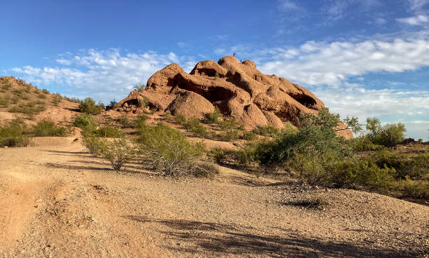 buraco na rocha ao pôr do sol, papago park, deserto de sonoran, arizona - papago - fotografias e filmes do acervo