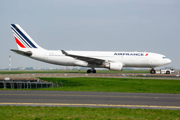 пассажирский самолет air france airbus a330-200 f-gzcm вылетает и взлетает в аэропорту париж шарль де голль - airbus a330 стоковые фото и изображения