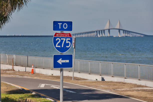 señal interestatal con el puente skyway - arrow sign road sign fence fotografías e imágenes de stock