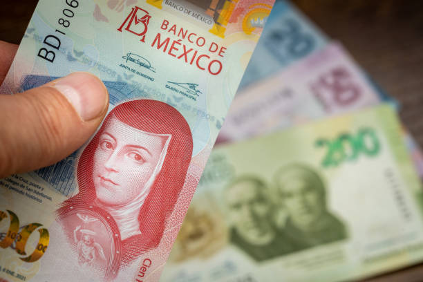 dinero mexicano, billetes, varios pesos, primer plano, concepto financiero - mexican currency fotografías e imágenes de stock