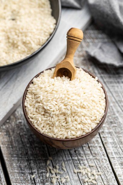 arroz de risoto carnaroli cru na tigela. - rice food processed grains bowl - fotografias e filmes do acervo