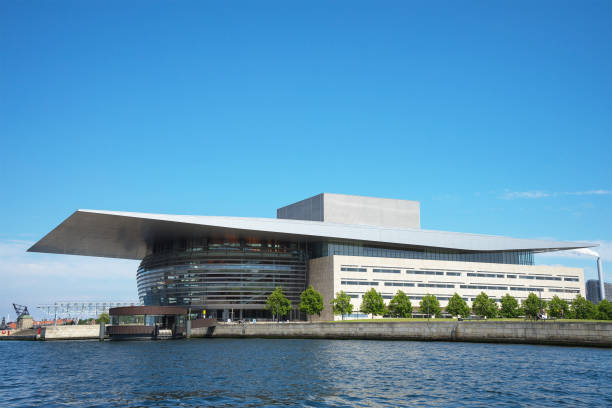 il teatro dell'opera di copenaghen è il teatro dell'opera nazionale della danimarca. si trova sull'isola di holmen nel centro di copenaghen - copenhagen opera denmark opera house foto e immagini stock