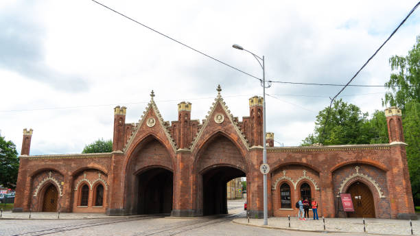 la porta di brandeburgo è una delle sette porte sopravvissute a kaliningrad, in russia, l'ex città tedesca di königsberg. il cancello si trova in via bagration - former famous place east architecture foto e immagini stock