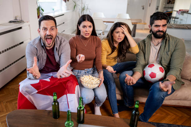 бразильские болельщики смотрят футбольный матч по телевизору - brazil serbia стоковые фото и изображения