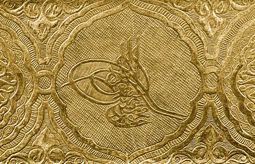 Imperio otomano sultanes tugra signo, tallado y modelado en una superficie de oro. photo