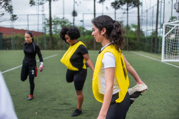 riscaldamento prima della partita di calcio - lega di calcio foto e immagini stock