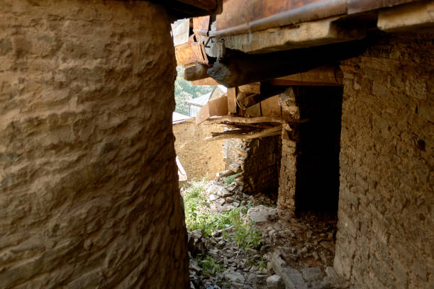 vista di kubachi, antico villaggio di montagna, nelle montagne del daghestan. - old stone house foto e immagini stock