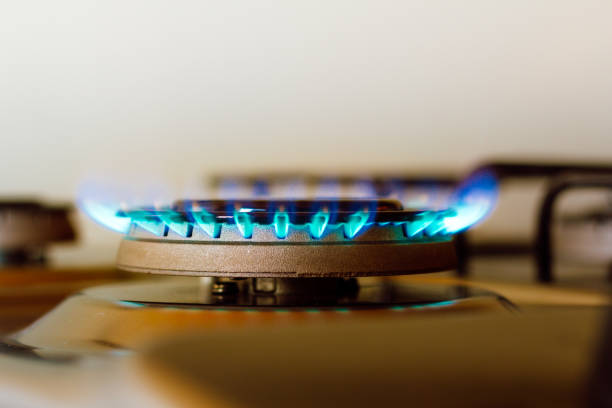 in dieser fotoillustration die blaue flamme, die beim kochen von gas erzeugt wird, ist flüssiggas (lpg), bestehend aus propan und butan. in brasilien ist es weit verbreitet in haushalts- und großküchen. - natural gas gas burner flame stock-fotos und bilder