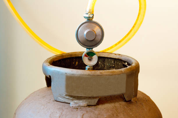 in dieser fotoillustration der zylinder aus flüssiggas (lpg), bestehend aus propan und butan. - kanister stock-fotos und bilder