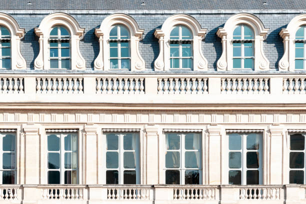 фасад парижского здания - palais royal стоковые фото и изображения