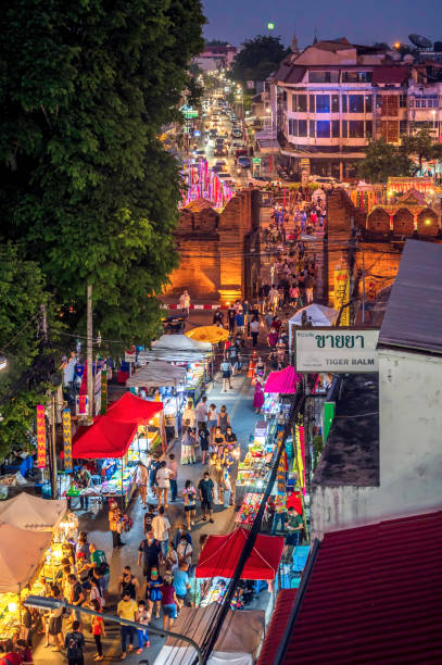 сцена ночного рынка чиангмая, ворота тха пхэ в чиангмае, таиланд - tha стоковые фото и изображения
