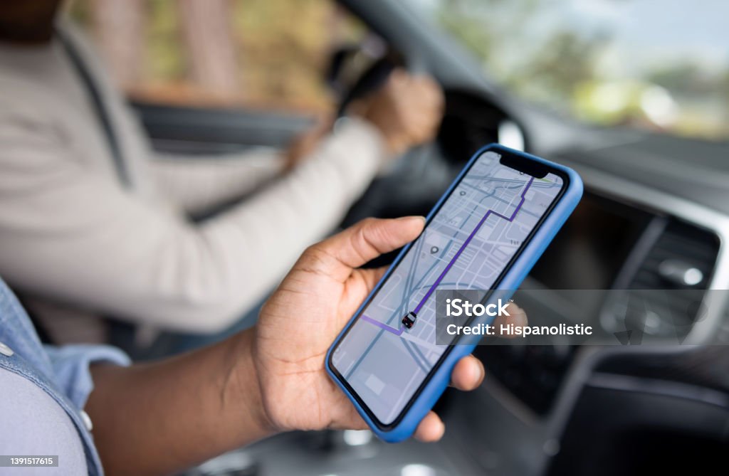 Nahaufnahme eines Paares, das das GPS benutzt, während Sie ein Auto fahren - Lizenzfrei Taxi-Fahrgemeinschaft Stock-Foto